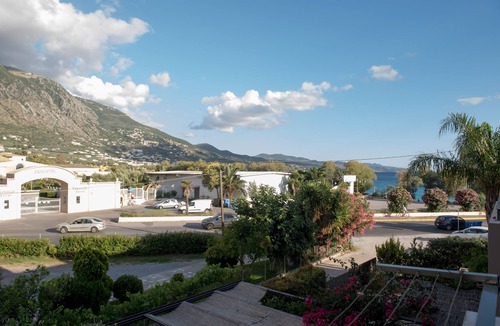 Kalamata Villa | Spacious Beachfront Property (maisonette)