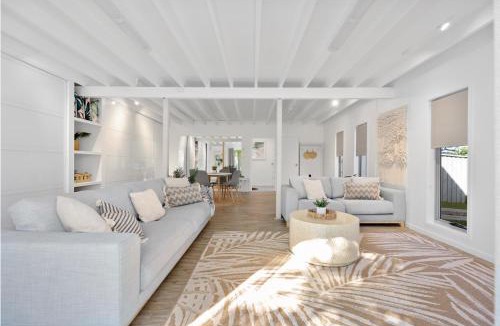 Maroochydore House | Spacious Coastal Retreat Sleeps 10 PacMan Fireplace 5Mins Beach