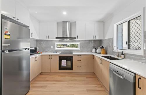 Herston House | Spacious Dual Retreat Balcony near RBWH and CBD