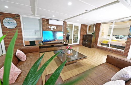Hampton Park Villa | Spacious Family Home 4BRM in Hampton Park near Dandenong Ranges