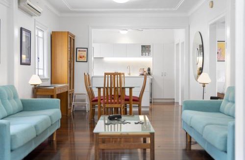 Gordon Park House | Spacious Family Home with Garden in Quiet Suburb