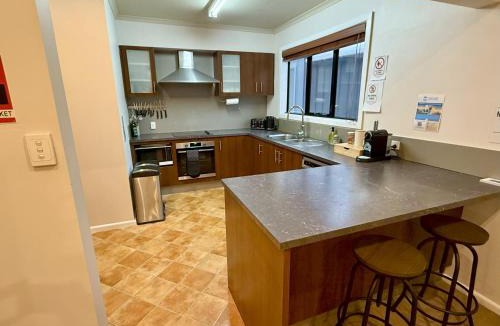 Mount Buller Ski Chalet | Spacious Group Getaway - Fireplace - 75TV - Mega Fast Wi-Fi