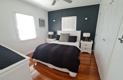 Labrador House | Spacious Hamptons-style home at the Broadwater