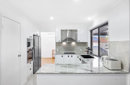 Parkinson House | Spacious Home | 4BR Retreat with Pool in Parkinson