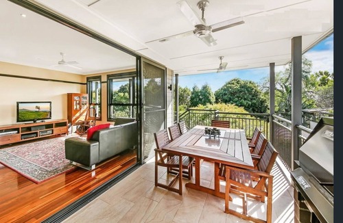 Penshurst House | Spacious house close to malls &train easy access to CBD, Airport and Beach