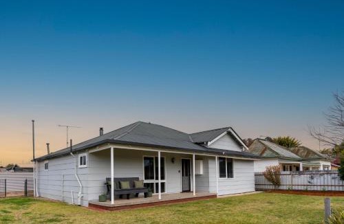 Kerang Apartment | Spacious Kerang Retreat - Stylish & Cosy