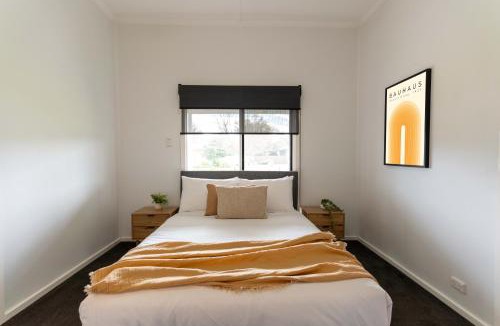 Kerang Apartment | Spacious Kerang Retreat - Stylish & Cosy