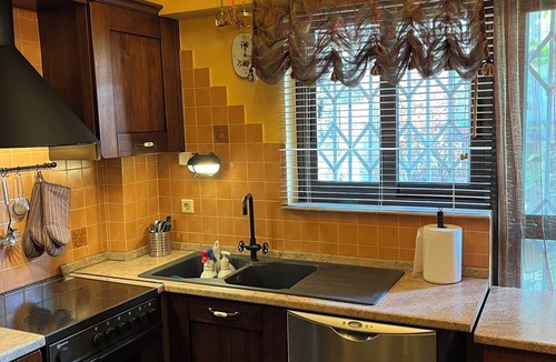 Anafiotika Apartment | Spacious Koukaki Haven-Steps to Akropolis