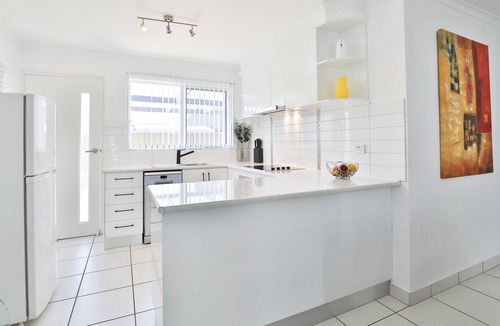 Mildura Central Business District Apartment | Spacious living, family & pet friendly, open courtyard, central loc. Free Wi Fi
