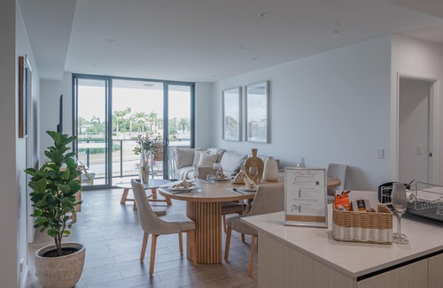 Gold Coast Apartment | Spacious Luxury Apartment Near the Lake in Gold Coast - Prime Location