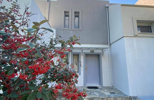 Mytilene House | Spacious , modern beachfront maisonette in a verdant suburb near the city centre
