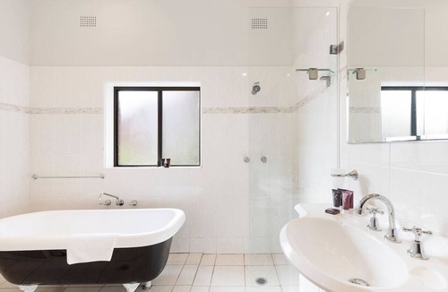 Ryde Villa | Spacious Mountain View Villa in Ryde + Sunset Deck