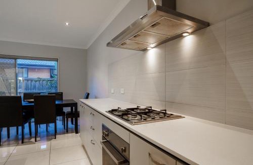 Point Cook House | Spacious Point Cook Retreat & Free Parking