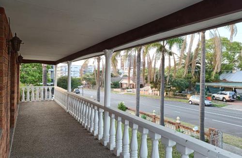 Merrylands House | Spacious Queen Room in Large Merrylands Home with Sofa Bed - M2
