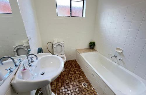 Lurnea House | Spacious Queen Room in Two Story House - L6