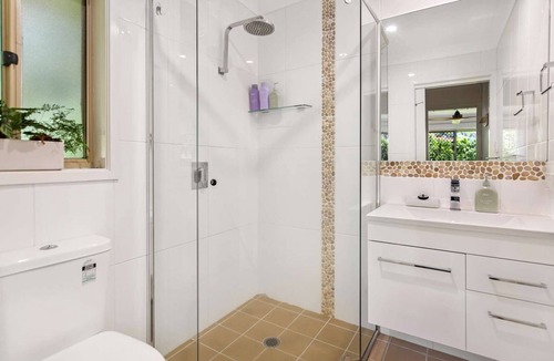 Emerald Beach House | Spacious, renovated 3BR house close to beach