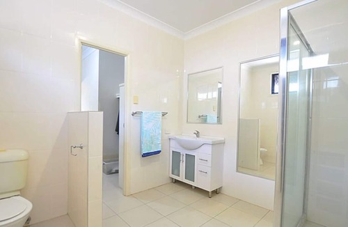 Springwood House | Spacious Springwood 5-Bedroom House with Cool Pool