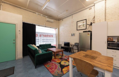 Northcote Apartment | Spacious Studio in Quiet Northcote Neighbourhood