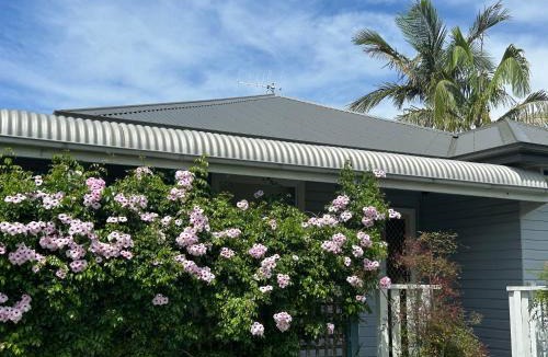 Tuncurry House | Spacious Stylish Coastal Escape