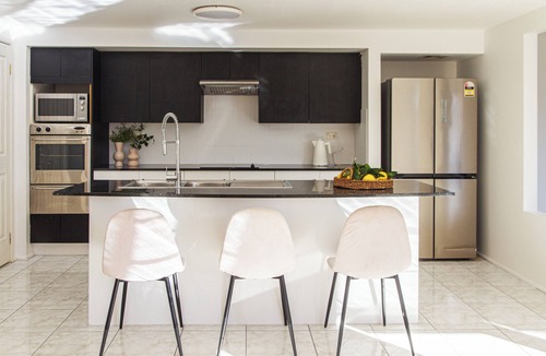Prestons House | Spacious, Sunlit & Recently Renovated Family Home - 4BD & Hotel Quality Bedding