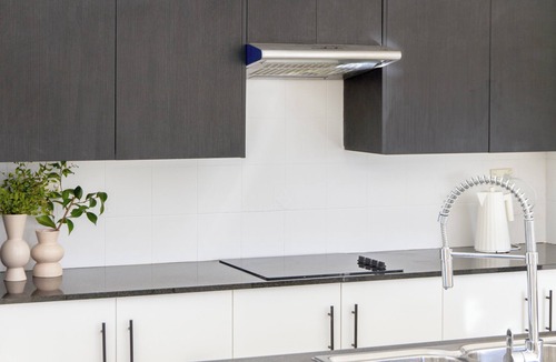 Prestons House | Spacious, Sunlit & Recently Renovated Family Home - 4BD & Hotel Quality Bedding