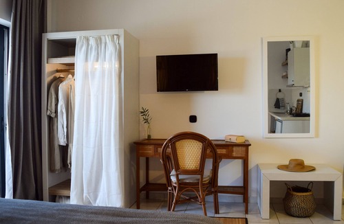 Galatas Hotel | Spacious superior room in a peaceful environment
