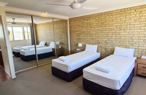 Bundaberg South House | 🏠 Spacious Townhouse with 2 Toilets, King Beds with Aircons 🏠