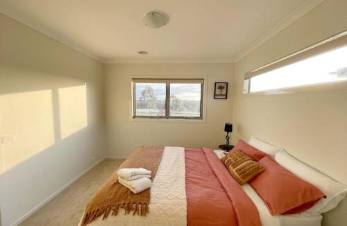 Melbourne Bed & Breakfast | Special offer! Jap-inspired stay with Lakeside view Room OR Entire House