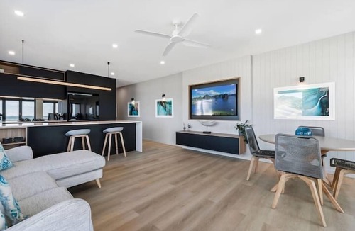 Coolum Beach Apartment | SPECTACULAR "THREE BAYS"