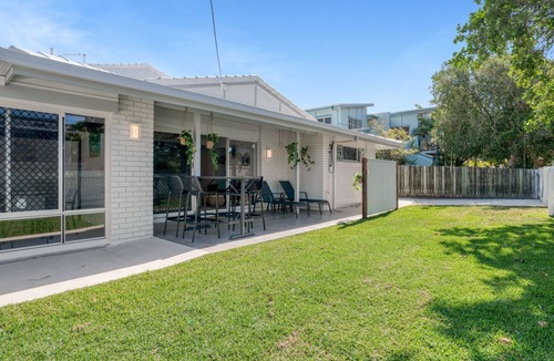 Rainbow Beach Apartment | Spindrift - 1/10 Spectrum Street - Rainbow Beach. All beds made. Wifi. Pets welcome.