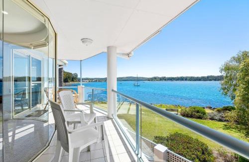 Batehaven House | Spinnakers Reach Unit 9