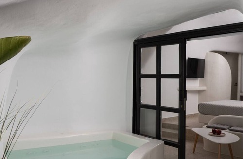 Megalochori Villa | Spio Cave Suite