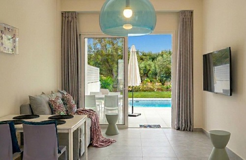 Nikiana House | Splash Suites with Private Pools - Luxury 1-bedroom Suites ft private pools
