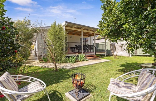 Nowra House | Spring cottage Family 4BR Retreat Walk to Nowra