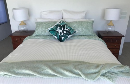 Fingal House | St Andrews Beach Golf & Farmstay