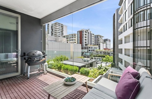 St. Leonards Apartment | St Leonards - OXLST - Oxley Street - Modern 2BR Apartment with Terrace, Views Parking Near St Leonards Station