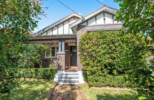 Randwick House | St Moritz Timeless Federation Retreat near Coogee
