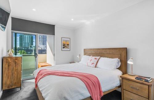 Wollongong Apartment | Stadium Escape - A Contemporary Beachside Retreat