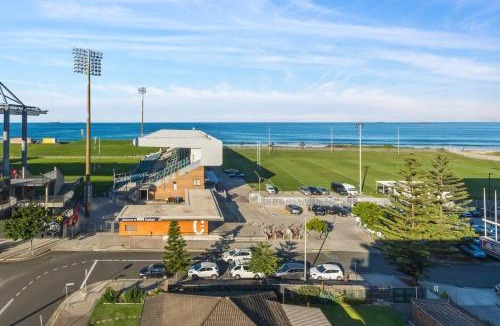 Wollongong Apartment | Stadium Escape - A Contemporary Beachside Retreat