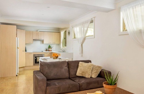Stanwell Park House | Stanwell Beach Glass House – walk to beach