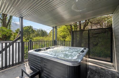 Warburton Apartment | Station Hideaway with Private Spa