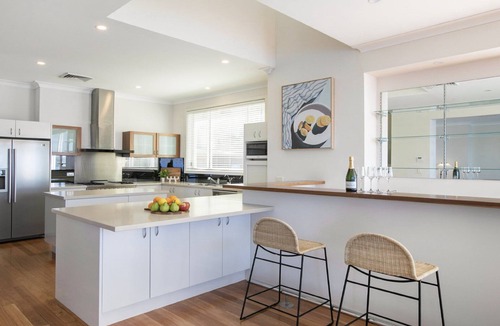Point Clare House | Stay 7, pay 5 these school holidays->pool
