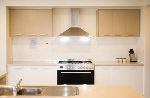 Point Cook House | StayAU 4BR Tranquil Family Escape House Point Cook