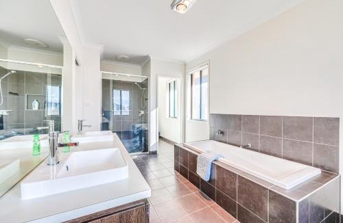 Sanctuary Lakes House | StayAU 5BR Idyllic Lakefront Escape Point Cook
