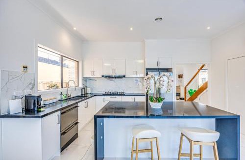 Sanctuary Lakes House | StayAU 6BR Deluxe Lakeview House Point Cook