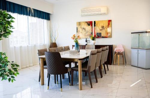 Sanctuary Lakes House | StayAU 6BR Deluxe Lakeview House Point Cook
