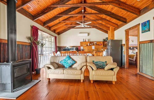 Badger Creek Cabin | StayAU Cedar Lodge 3BR Quaint Countryside Cottage