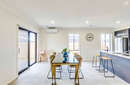 Wyndham Vale House | StayAU Charming 4BR Retreat in Wyndham Vale