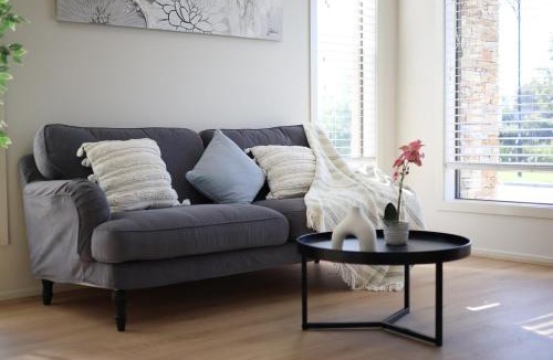Pakenham House | StayAU Pakenham 5 BRM Hidden Oasis Pet-friendly