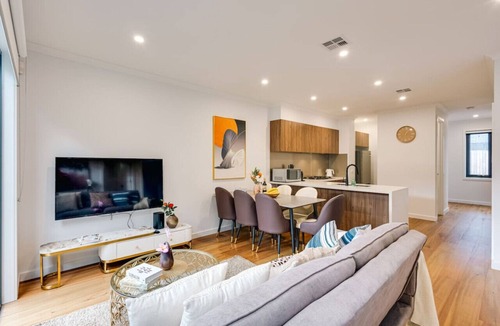 Ringwood East House | StayAU Stylish Spacious 4BR Home Ringwood